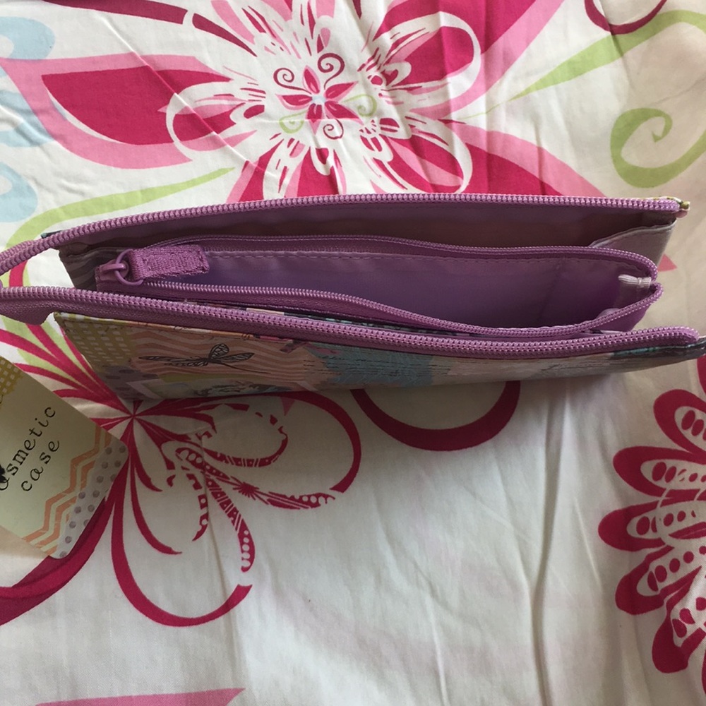 Beautiful Cosmetic Case🦋 - Picture 2 of 3